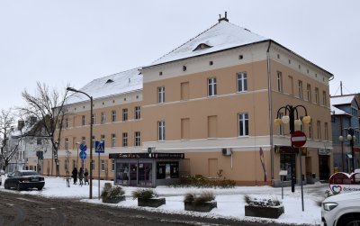 Wyremontowana kamienica w kolorze beżowym 