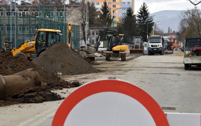 Droga zagrodzona znakiem Zakaz wjazdu