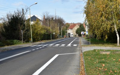 Droga i przejście dla pieszych, po prawej drzewa