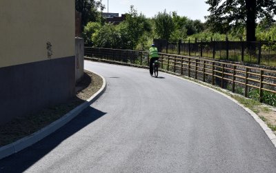Nowa dorga asfaltowa, mężczyzna jadący na rowerze