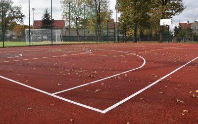 Wielofunckyjne boisko ze sztuczną, czerwoną nawierzchnią