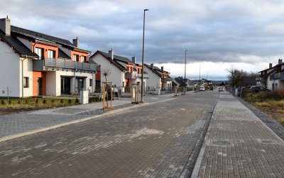 Domy jednorodzinne wzdłuż drogi z kostki betonowej