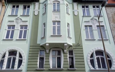 Widok z dołu na zabytkową kamienicę 