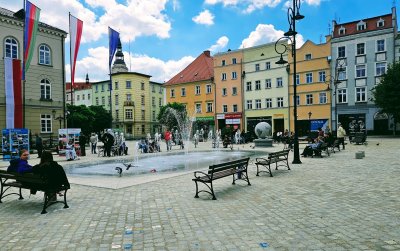 Fontanna posadzkowa na rynku, obok ławki