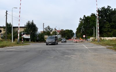 Auto na przejeździe kolejowym