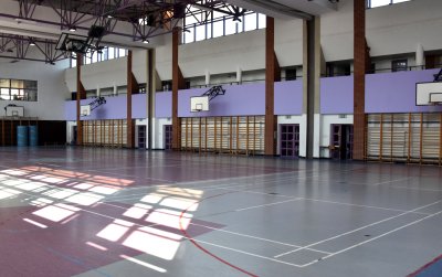 Duża sala gimnastyczna wewnątrz
