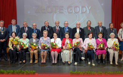 Grupowe zdjęcie jubilatów nas scenie