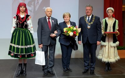 Para jubilatów z burmistrzem, po bokach dwie dziewczyny w strojach ludowych