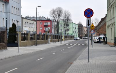 Wyremontowana droga, za nią duże kolorowe kamienice