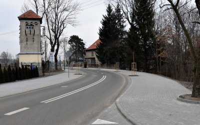 Droga, po bokach chodniki, w drugim planie mała wieża