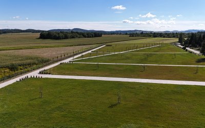 Pusty jeszcze cmentarz z góry