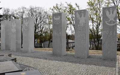 Sześć dwumetrowych, kwadratowych kolumn, na każdej wyrawerowany orzeł