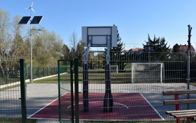 Widok na boisko do koszykówki i boisko trawiaste