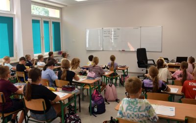 Uczniowie w ławkach podczas lekcji