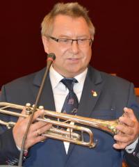 Tadeusz Nestorowicz z trąbką w ręku przy mikrofonie