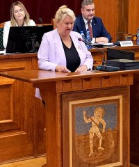 dyrektor II LO Marzena Kudra na mówinicy w sali rycerskiej ratusza