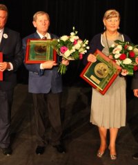 Anna Piotrowska na zdjęciu z burmistrzem i przewodniczącym rady