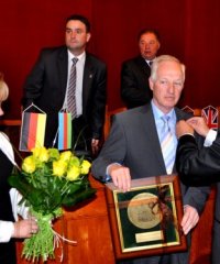 Berthold Döb odbiera medal od burmistrza Dzierżoniowa