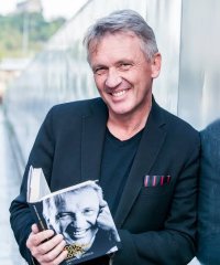 Zbigniew Czendlik z książką w dłoniach