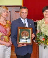 Dyrektor i dwie pracownice ośrodka kultury w sali obrad rady miejskiej