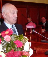 Gabriel Grabarkiewicz z związanką kwiatów w dłoniach