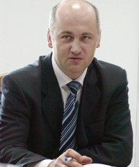 Mirosław Greber siedzący przy stole