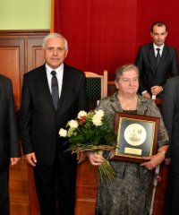 Janina Loraz odbierająca medal, obok burmitrz i przewodniczący rady