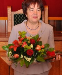 Maria Zarzycka Chołody z bukietem kwiatów w rękach