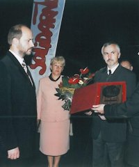 Przewodniczący rady i dwójka wiceprzewodniczących wręcza medal przedstawicielowi związku