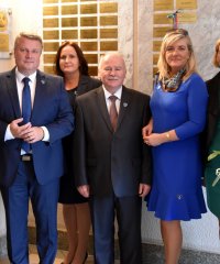 Przedstawilciele szkoły i władze miasta na wspólnym zdjęciu przy pamiątkowej tablicy