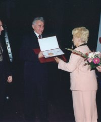 Prezes związku odbiera medal z rąk przewodnicząćej rady miejskiej