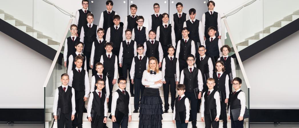 Członkowie churu na wspólnym zdjęciu na schodach