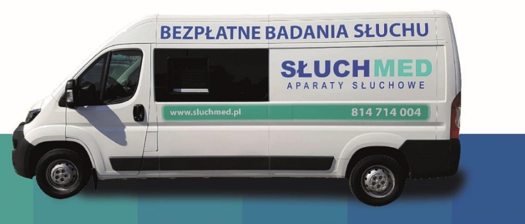 Biały bus z napisem Bezpłatne Badania Słuvchu 