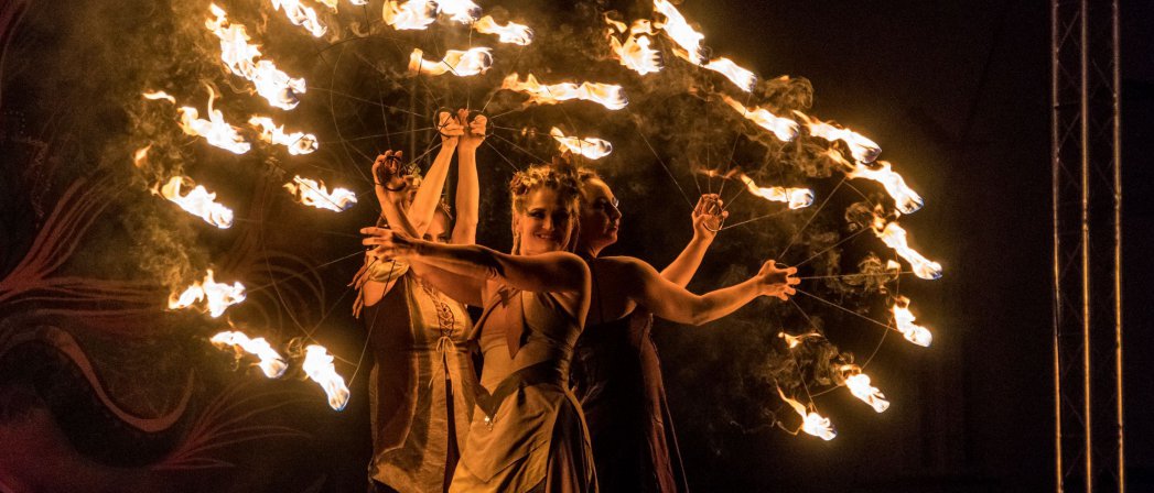Noc, trzy kobiety "tańczące z ogniem", Fot. Paweł Frankowski