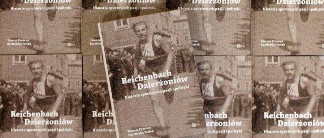 Ułkożone obok siebie ksiązki, na okładce w kolorach sepi biegnący mężczyzna