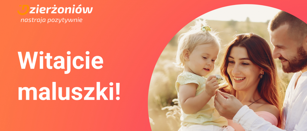 Usmiechnięci rodzice, mama trzymająca dziecko na rękach
