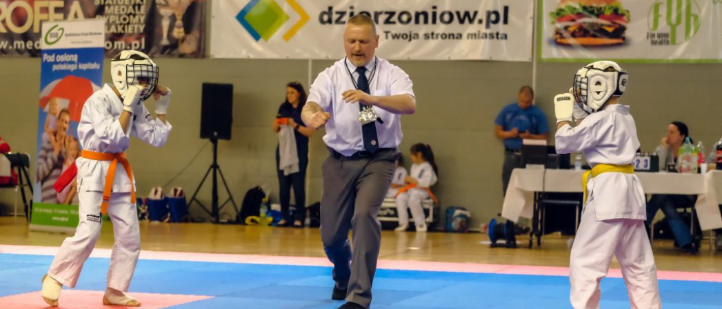 Dwóch młodych karateków przed walką, po środku sędzia, Fot Krystian Zieliński