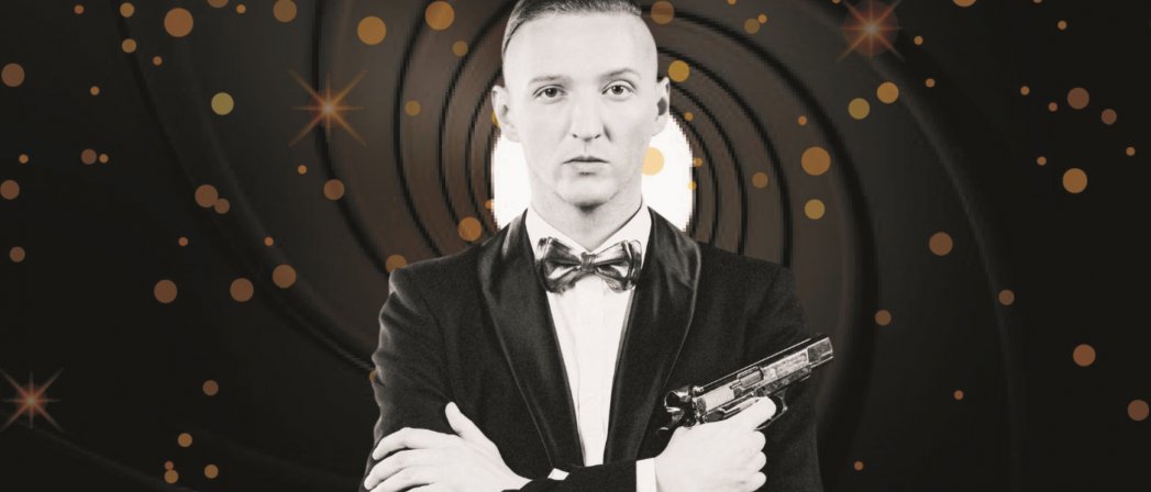Zdjecie artysty ze skrzyżowanymi rękoma i pistoletem