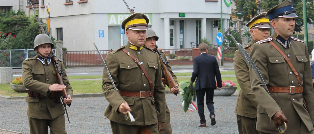 Na zdjęciu żołnierze maszerują 