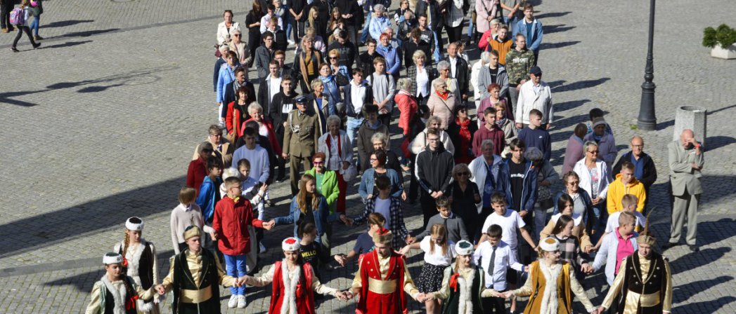 Grupa seniorów na rynku - widok z góry