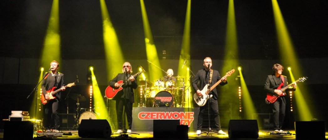 Czterech muzyków z gitarami na scenie. Fot: www.czerwonegitary.pl