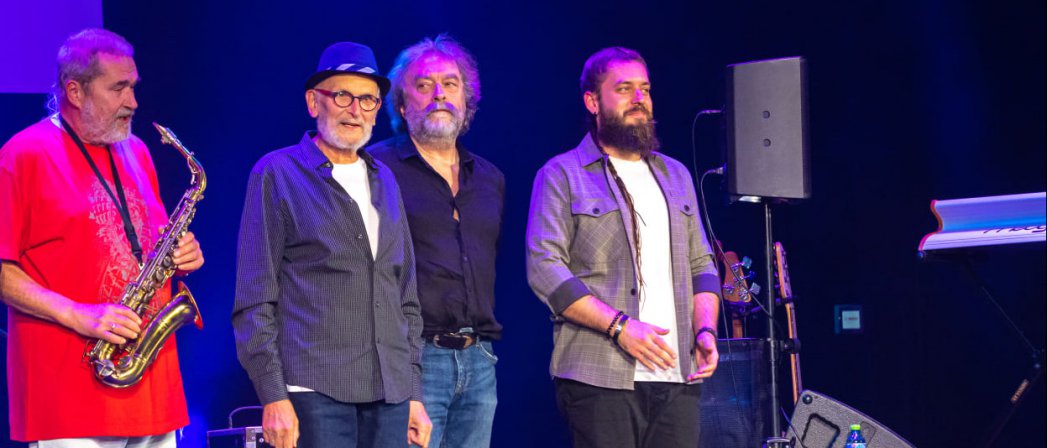 Czterech muzyków podczas koncertu jazzowego, scena oświetlona na niebiesko
