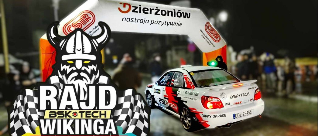 Auto rajdowe, w tle kibice i reklama Dzierżoniowa. Po lewej rysunek Wikinga