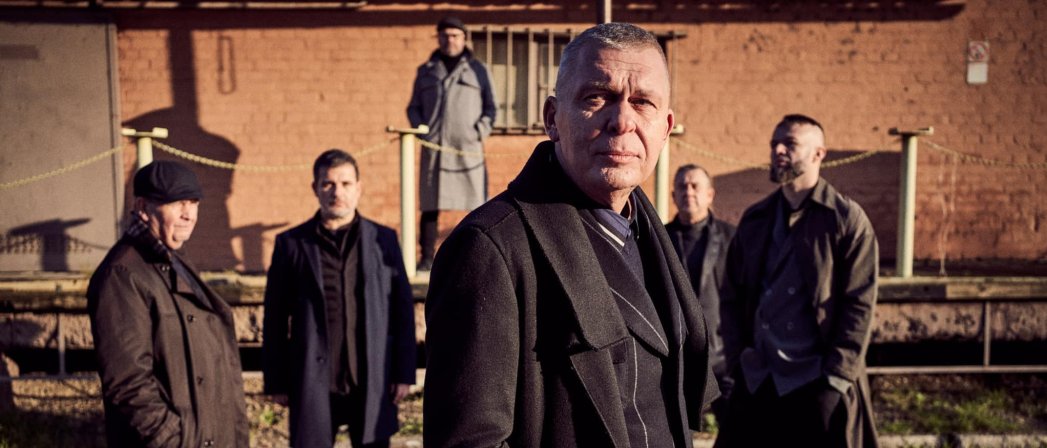 Sześciu muzyków zespołu Raz Dwa Trzy, na pierwszym planie wokalista