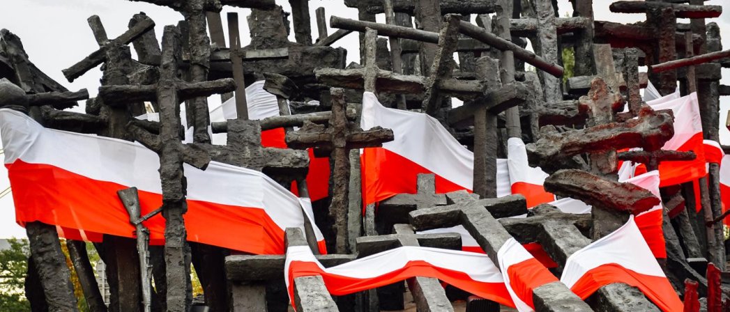 Rzeźba stworzona z kilkudziesięciu metalowych krzyży i flag Polski