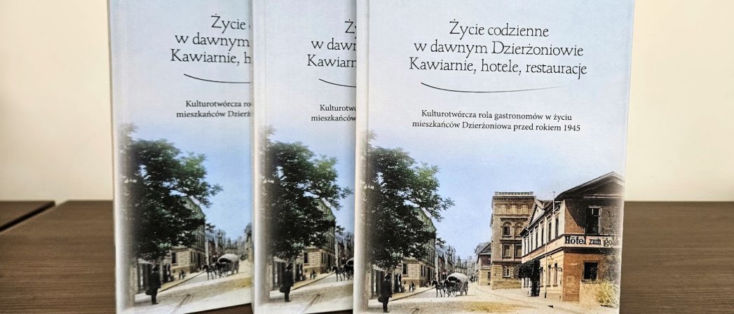Trzy egzemplarze książki „Życie codzienne w dawnym Dzierżoniowie. Kawiarnie, hotele, restauracje”
