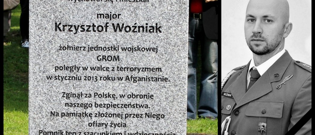 Tablica nagrobna i zdjęcie majora Krzysztofa Woźniaka