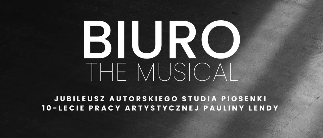 Biały napis "Biuro - the musical" na czarnym tle