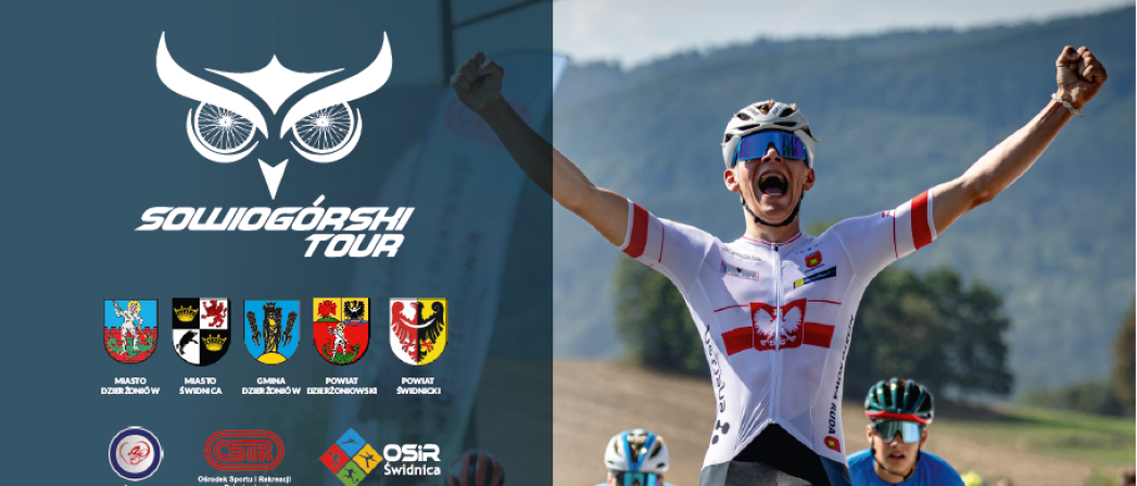 Zadowolony kolarz z rękami uniesionymi w geście zwycięstwa z boku logo sowiogórski tour i napis oraz herby i logotypy organizatorów