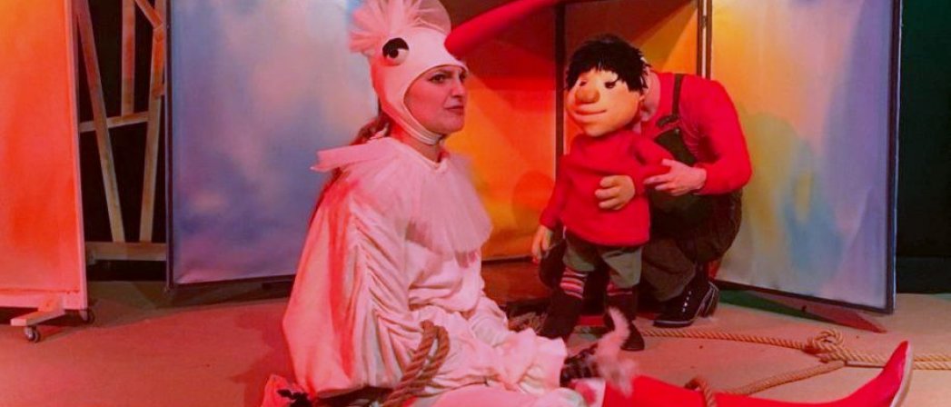 Na scenie aktor przebrany za bociana i aktor animujący lalkę chłopca. Fot. Teatr Mały Tychy